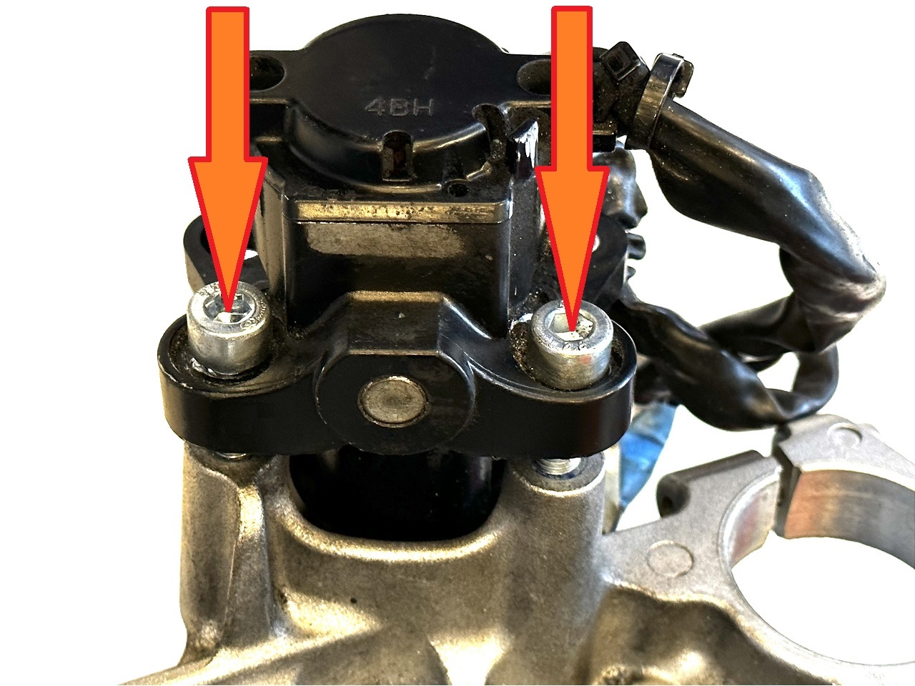 Yamaha motorkerékpár-indító nyírócsavarok / bepattanó csavarok eltávolítása a szerviz + új csavarok - Kattintásra bezárul